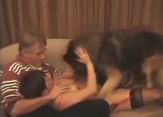 Trekantscen med en hund som knullar alla